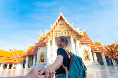 Güzel Asyalı kadın sırt çantası Bangkok Tayland 'da Buda Tapınağı' nı geziyor.