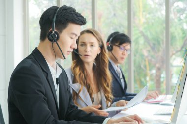 İş adamı kadın arama merkezi ekibi müşteri dağılımı ve beyin fırtınası konseptini tartışıyor.