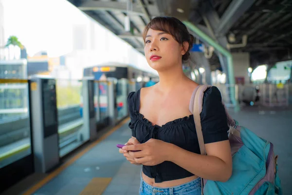 Όμορφη Ασιατική Γυναίκα Χρήση Smartphone Ταξίδια Στην Πόλη Τρένο Σακίδιο — Φωτογραφία Αρχείου