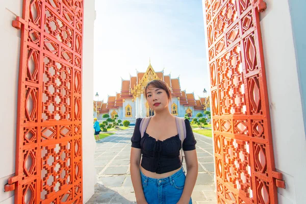 Vacker Asiatisk Kvinna Ryggsäck Resa Buddha Tempel Sightseeing Bangkok Thailand — Stockfoto