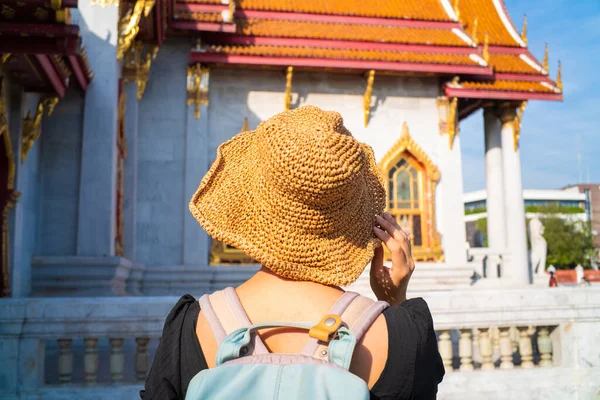 Hermosa Mujer Asiática Mochila Viaje Buddha Templo Turismo Bangkok Tailandia — Foto de Stock