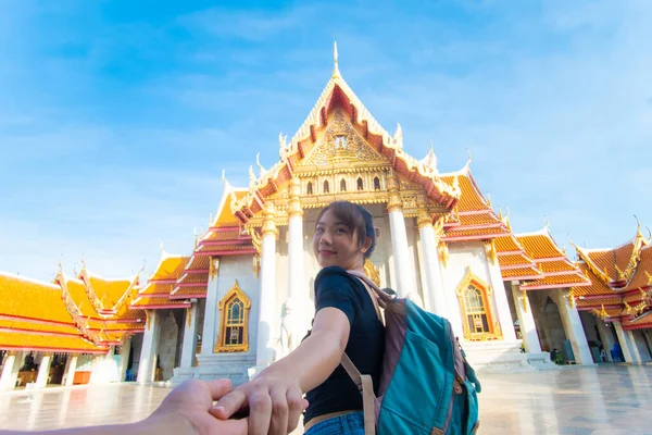 バンコクの仏教寺院観光の美しいアジアの女性のバックパック旅行タイ — ストック写真