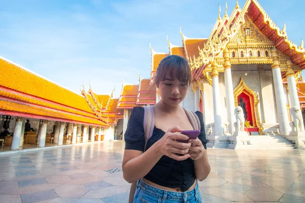 バンコクの仏教寺院観光の美しいアジアの女性のバックパック旅行タイ — ストック写真