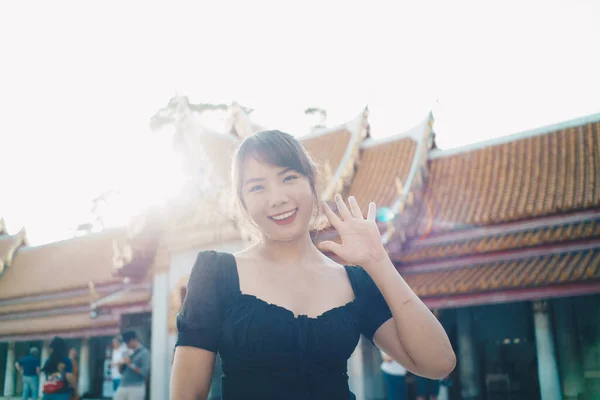 泰国曼谷佛教寺庙观光客中的亚洲背包客女子示踪 — 图库照片