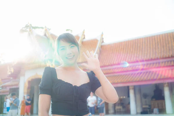 Hermosa Mujer Asiática Mochila Viaje Buddha Templo Turismo Bangkok Tailandia —  Fotos de Stock
