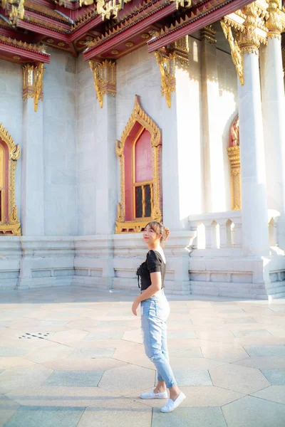 Turistické Asijské Batoh Žena Tracel Buddhistické Chrámu Památky Bangkoku Thajsko — Stock fotografie