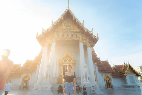 バンコクの仏教寺院観光の観光アジアのバックパック女性の旅タイ — ストック写真