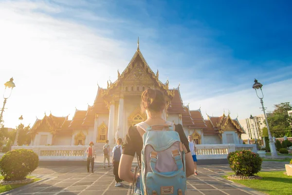 Krásná Asijská Žena Batoh Cestování Chrámu Buddha Prohlídka Bangkok Thajsku — Stock fotografie