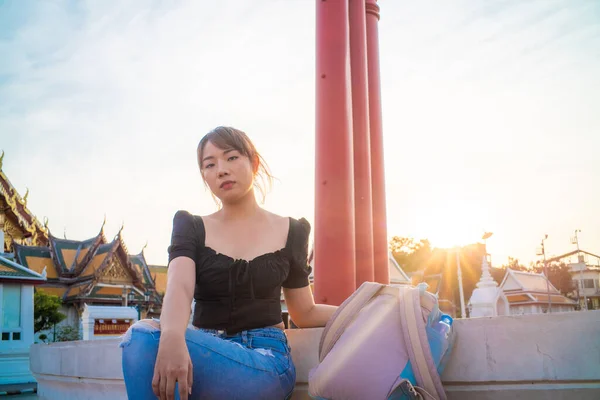 泰国曼谷佛教寺庙观光客中的亚洲背包客女子示踪 — 图库照片