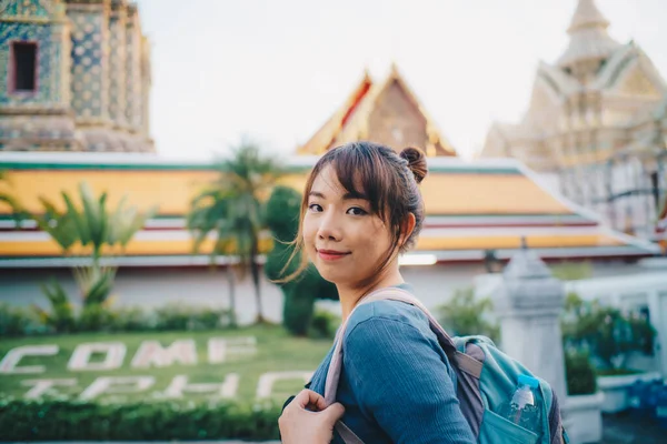 Turist Asyalı Sırt Çantalı Kadın Bangkok Tayland Budist Tapınağını Geziyor — Stok fotoğraf