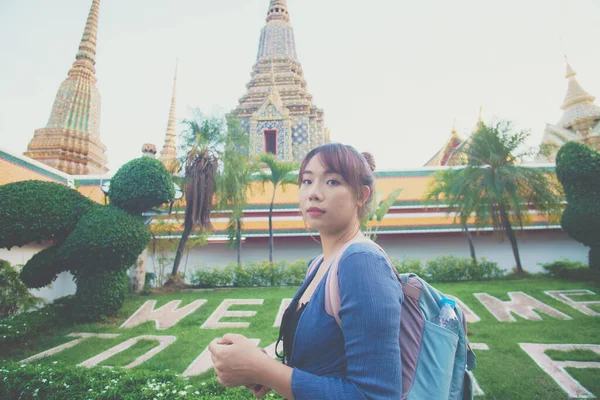 Turistasiatisk Ryggsäck Kvinna Spårvagn Buddisttempel Sightseeing Bangkok Thailand — Stockfoto