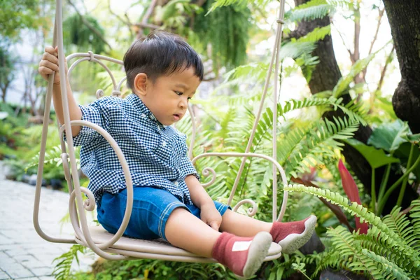 Παιδί Από Την Ασία Παίζει Στον Κήπο — Φωτογραφία Αρχείου