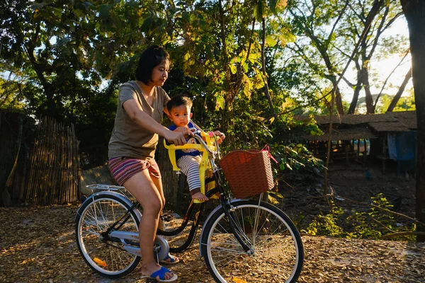 Niño Sentado Bicicleta Silla Bicicleta Con Madre Parque Atardecer Actividad — Foto de Stock