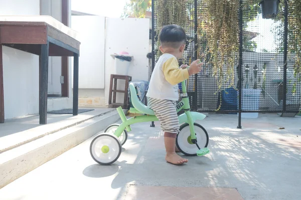 Şehirde Dengeli Bisiklete Binen Mutlu Çocuk — Stok fotoğraf