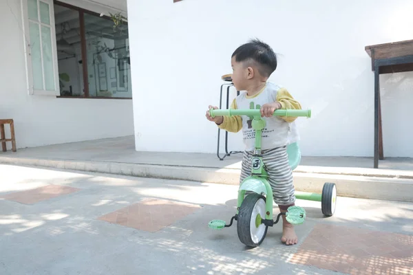 Щасливий Маленький Хлопчик Їде Баланс Велосипеді Місті — стокове фото