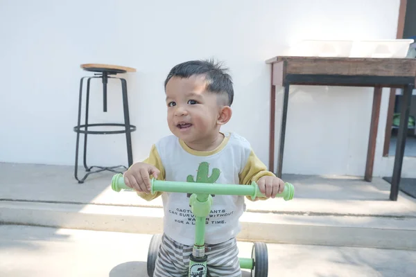 Ευτυχισμένο Μικρό Αγόρι Ιππασία Ισορροπία Ποδήλατο Στην Πόλη — Φωτογραφία Αρχείου