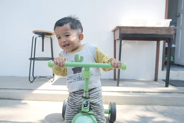 Şehirde Dengeli Bisiklete Binen Mutlu Çocuk — Stok fotoğraf