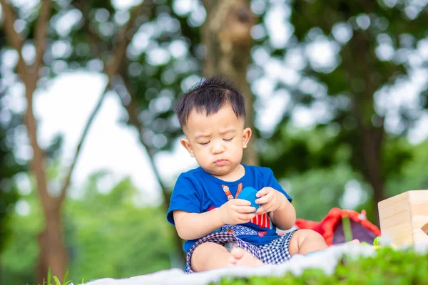 Leksak Asiatisk Pojke Leker Med Trä Leksak Stadsparken Utomhus Aktivitet — Stockfoto