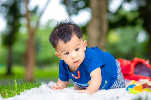 Bambino Asiatico Ragazzo Che Gioca Con Giocattolo Legno Nel Parco — Foto Stock