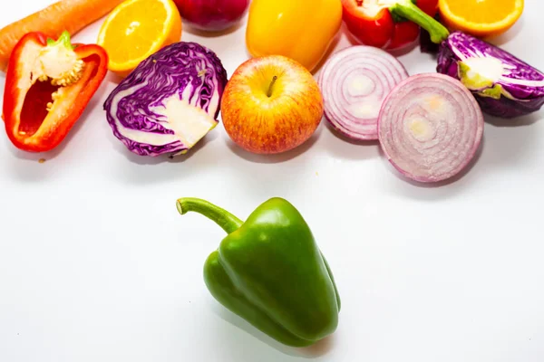 Verschiedene Bunte Gemüsescheiben Gesunde Nahrung Auf Weißem Hintergrund — Stockfoto