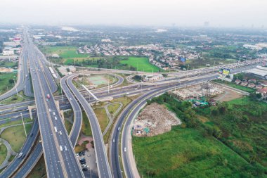 Şehir taşımacılık yolu köy havadan görüntüsü etrafında araç hareketi ile