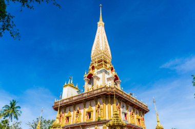 Phuket Tayland 'da mavi gökyüzü olan Budist Tapınağı Pagoda' sı