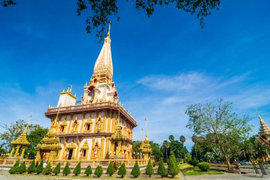 Phuket Tayland 'da mavi gökyüzü olan Budist Tapınağı Pagoda' sı