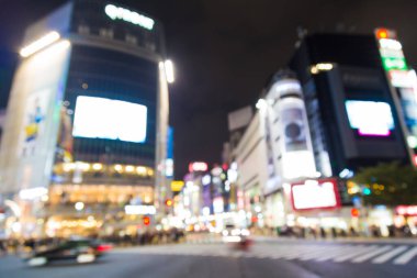 Soyut ışık, Shibuya kavşağındaki insanları ve ulaşımı bulanıklaştırdı. Tokyo, Japonya