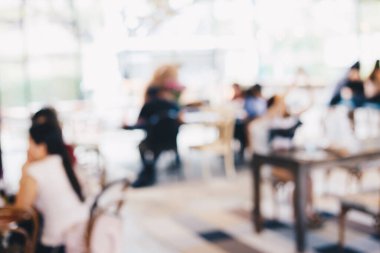 Kafede içki işi geçmişi olan bulanık insanlar.