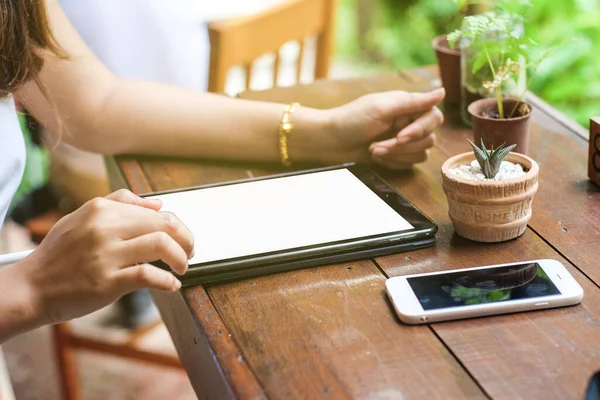 Kadınların Eli Kafede Otururken Tablet Bilgisayar Kullanıyor Boş Beyaz Ekran — Stok fotoğraf
