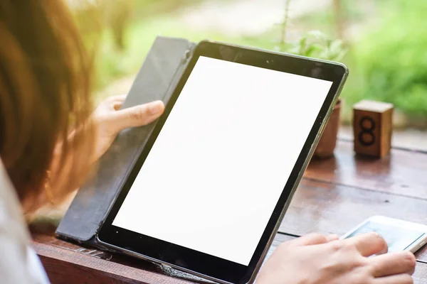 Mano Las Mujeres Utilizan Computadora Tableta Mientras Están Sentadas Cafetería —  Fotos de Stock