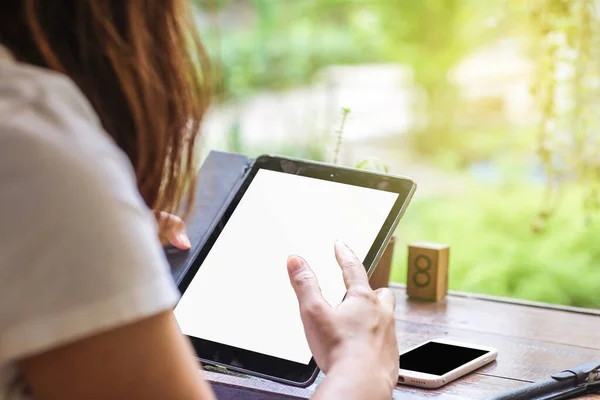 Kadınların Eli Kafede Otururken Tablet Bilgisayar Kullanıyor Boş Beyaz Ekran — Stok fotoğraf