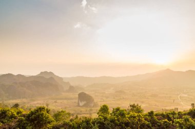 Dağ gündoğumu sisli hava manzaralı