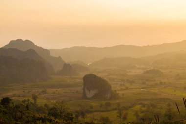 Dağ gündoğumu sisli hava manzaralı