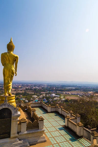 Estatua Buda Dorada Pie Templo Montaña Mirada Ciudad Nan Tailandia —  Fotos de Stock