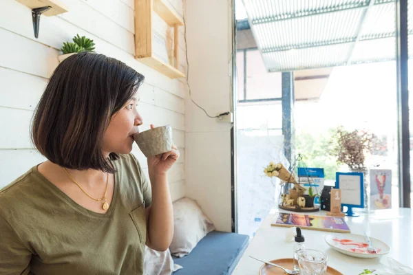Mooie Zakelijke Vrouwen Drinken Latte Art Koffie Wit Cafe — Stockfoto