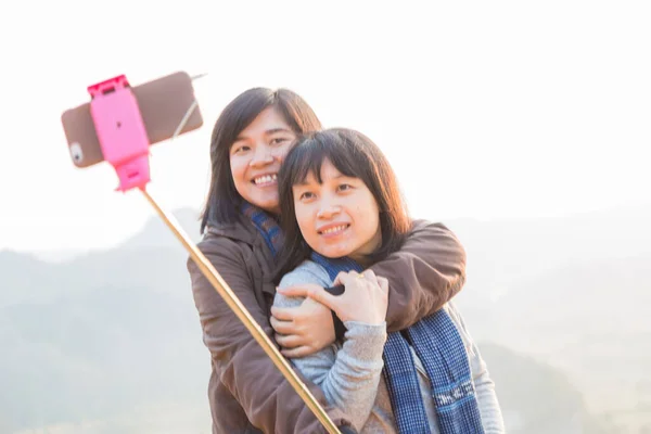 Paar Befreundeter Frauen Genießt Morgendlichen Sonnenaufgang Auf Bergtouristinnen — Stockfoto