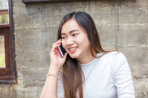 Ділові Азіатські Жінки Використовують Мобільний Телефон Кав Ярні Красиві Жінки — стокове фото