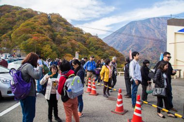Nikko, Tochigi, Japonya: Ekim 2016: Halk Chuzenji onsen kasabasını ziyaret ediyor, kasaba aynı zamanda Nikko Ulusal Parkı 'ndaki çok sayıda şelalenin en ünlüsü olan Kegon Şelalesi' ni de ziyaret ediyor..