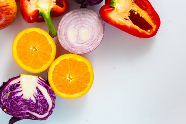 Arka plandaki vitamin besin nesnesinde meyve dilimi