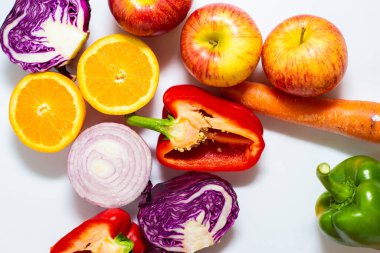 Arka plandaki vitamin besin nesnesinde meyve dilimi