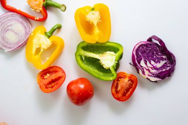 Arka plandaki vitamin besin nesnesinde meyve dilimi