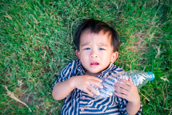 Batole Dítě Chlapec Ležící Zelené Trávě Pole Drží Láhev Vody — Stock fotografie