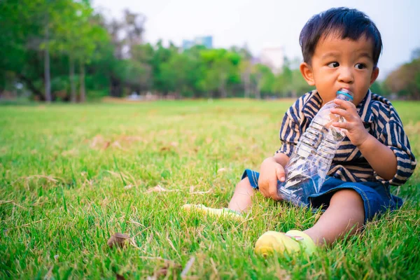 Bambino Bambino Bambino Sdraiato Erba Verde Campo Possesso Bottiglia Acqua — Foto Stock