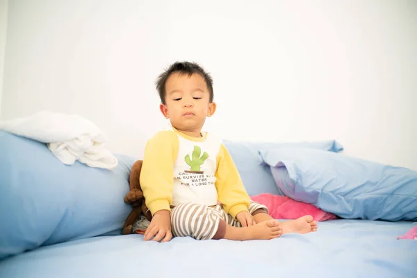 Küçük Asyalı Çocuk Yaşında Rahat Bir Odada Uyanıyor — Stok fotoğraf
