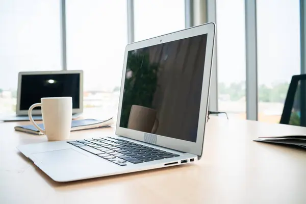 Modern Ofisteki Ahşap Masada Dizüstü Bilgisayar Boş Siyah Ekran — Stok fotoğraf