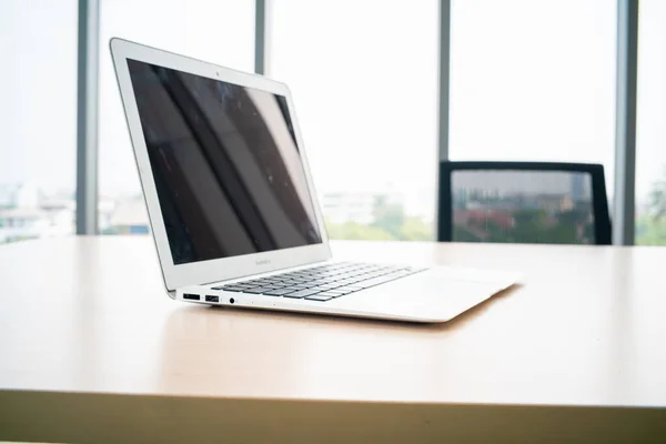 Laptop Leer Schwarzer Bildschirm Auf Holztisch Modernem Büro Attrappe Geschäft — Stockfoto