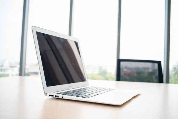 ノートパソコン空の黒い画面上の木製テーブルで現代的なオフィスモックアップビジネス — ストック写真
