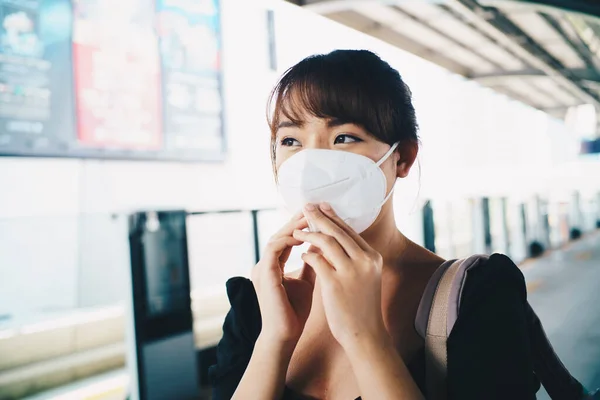 Asiatisk Kvinna Bär N95 Mask Stadens Tågstation Luftföroreningar Bts Fläck — Stockfoto