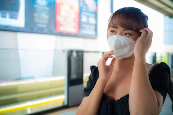 Mulher Asiática Usar Máscara N95 Cidade Estação Trem Poluição Mancha — Fotografia de Stock